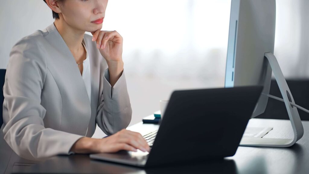 PCの前で考える女性